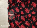 Blusa negra y detalle en rosas rojas