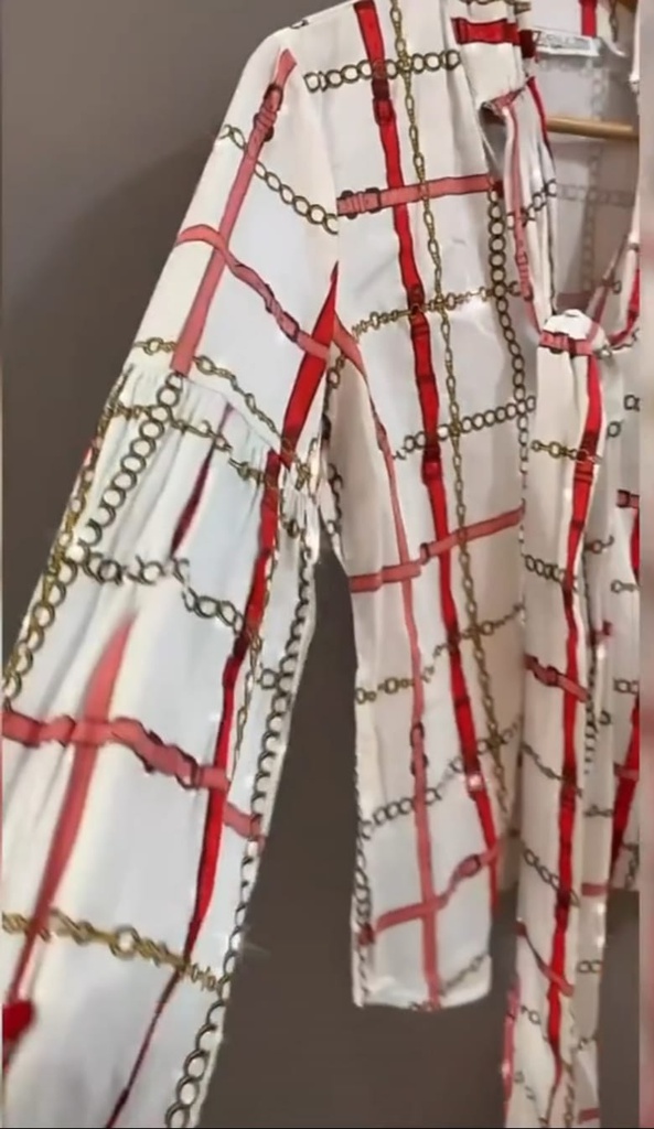 Blusa blanca con print de cadenas