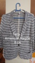 Chaqueta deportiva, marca American Ragcie, Talla L, color gris con líneas cremas, 8 Us